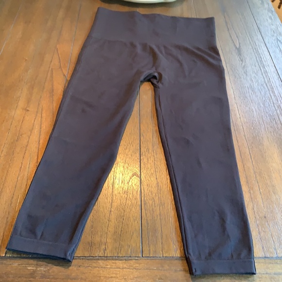 SPANX Look at Me Now Seamless Cropped Leggings-Very Black - Picture 8 of 9